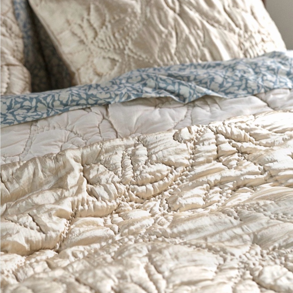 Anthropologie - queen size - Champagne color - Silky Floral Stitched Quilt